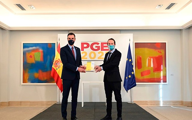 El presidente y vicepresidente de España con el los Presupuestos Generales de 2021. Foto: lasexta.com